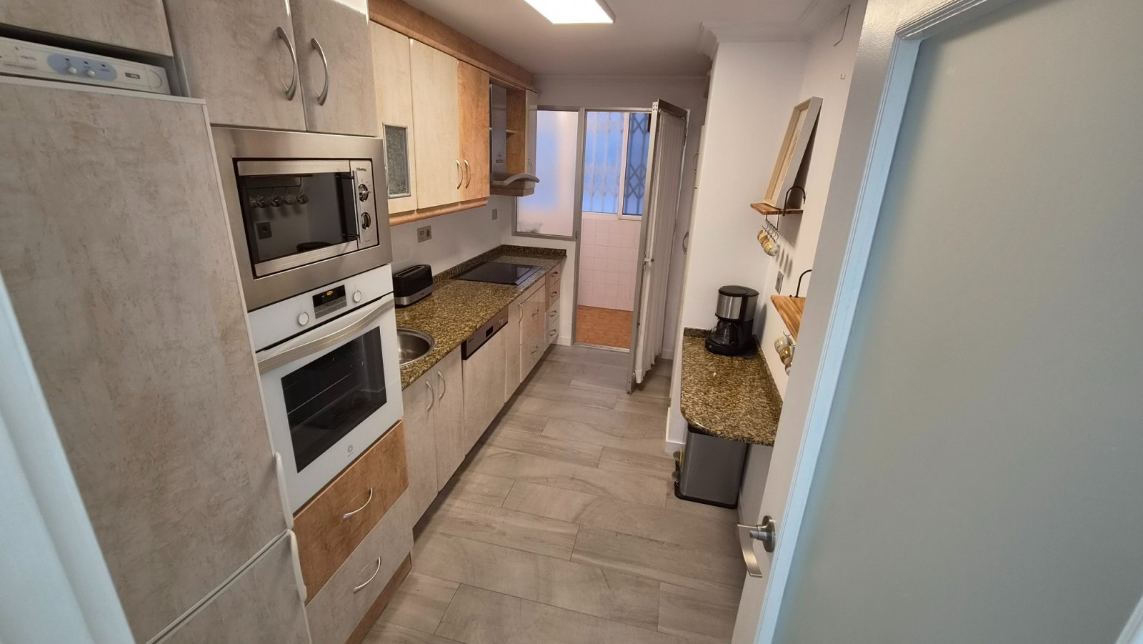 Wir präsentieren Ihnen diese spektakuläre, renovierte Wohnung im Herzen von Torrevieja, nur wenige Schritte vom neuen Yachthafen Paseo del Mar entfer