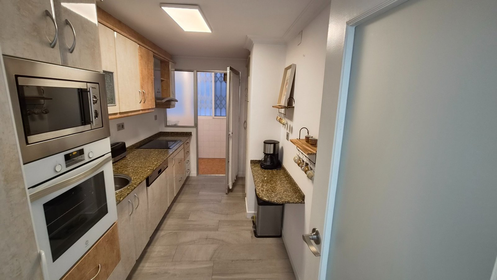 Wir präsentieren Ihnen diese spektakuläre, renovierte Wohnung im Herzen von Torrevieja, nur wenige Schritte vom neuen Yachthafen Paseo del Mar entfer