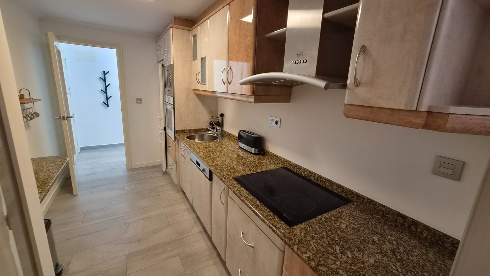 Wir präsentieren Ihnen diese spektakuläre, renovierte Wohnung im Herzen von Torrevieja, nur wenige Schritte vom neuen Yachthafen Paseo del Mar entfer