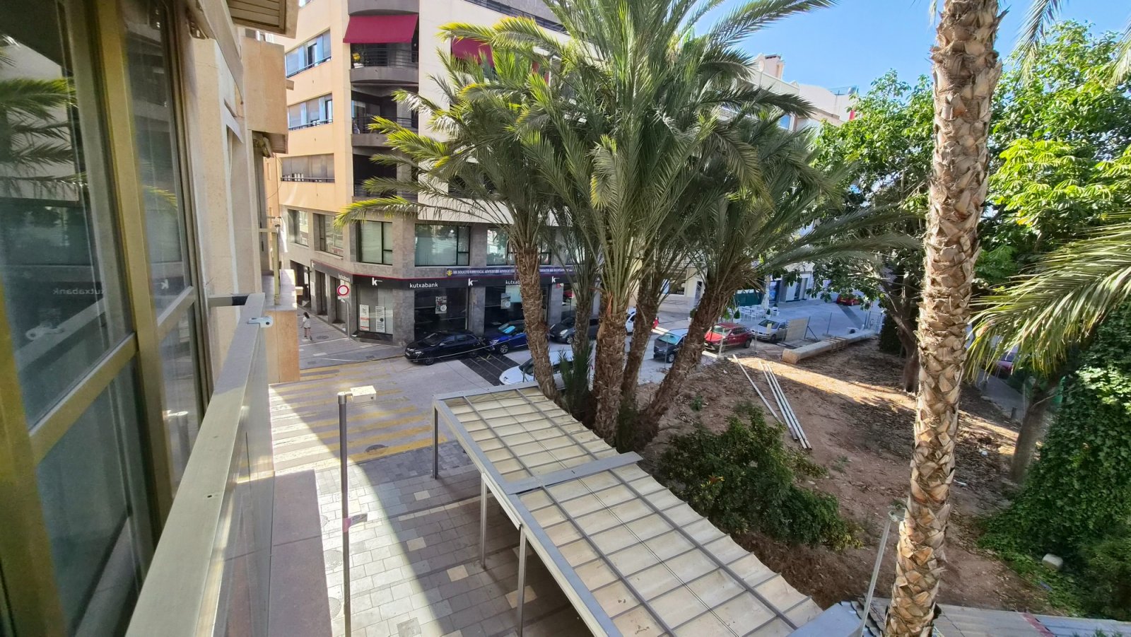 Wir präsentieren Ihnen diese spektakuläre, renovierte Wohnung im Herzen von Torrevieja, nur wenige Schritte vom neuen Yachthafen Paseo del Mar entfer