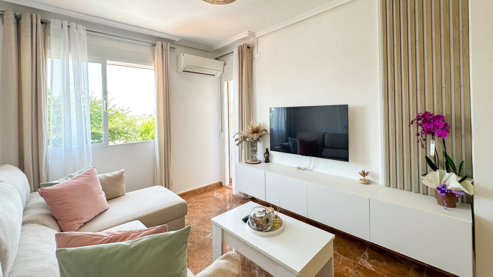 Renovierte Wohnung in der Nähe des Yachthafens Guardamar del Segura zu verkaufen.

Diese renovierte 2-Zimmer-Wohnung mit 2