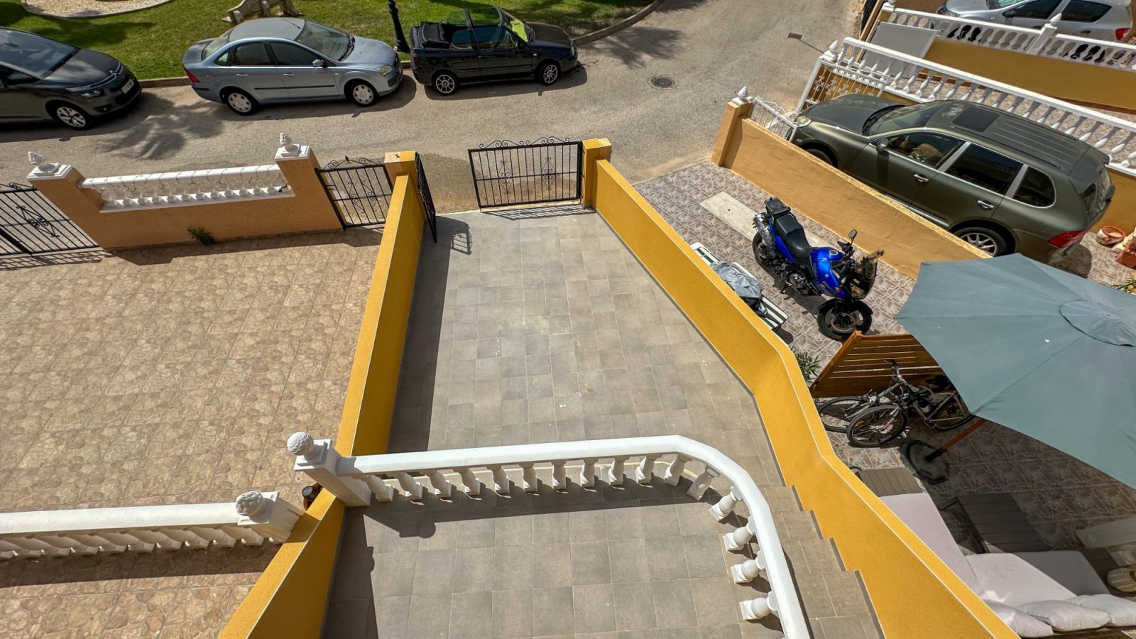 Komplett renovierte Immobilie mit 2 Schlafzimmern in Südlage in La Regia, Cabo Roig. Willkommen in dieser makellosen, komplett renovierten Immobilie