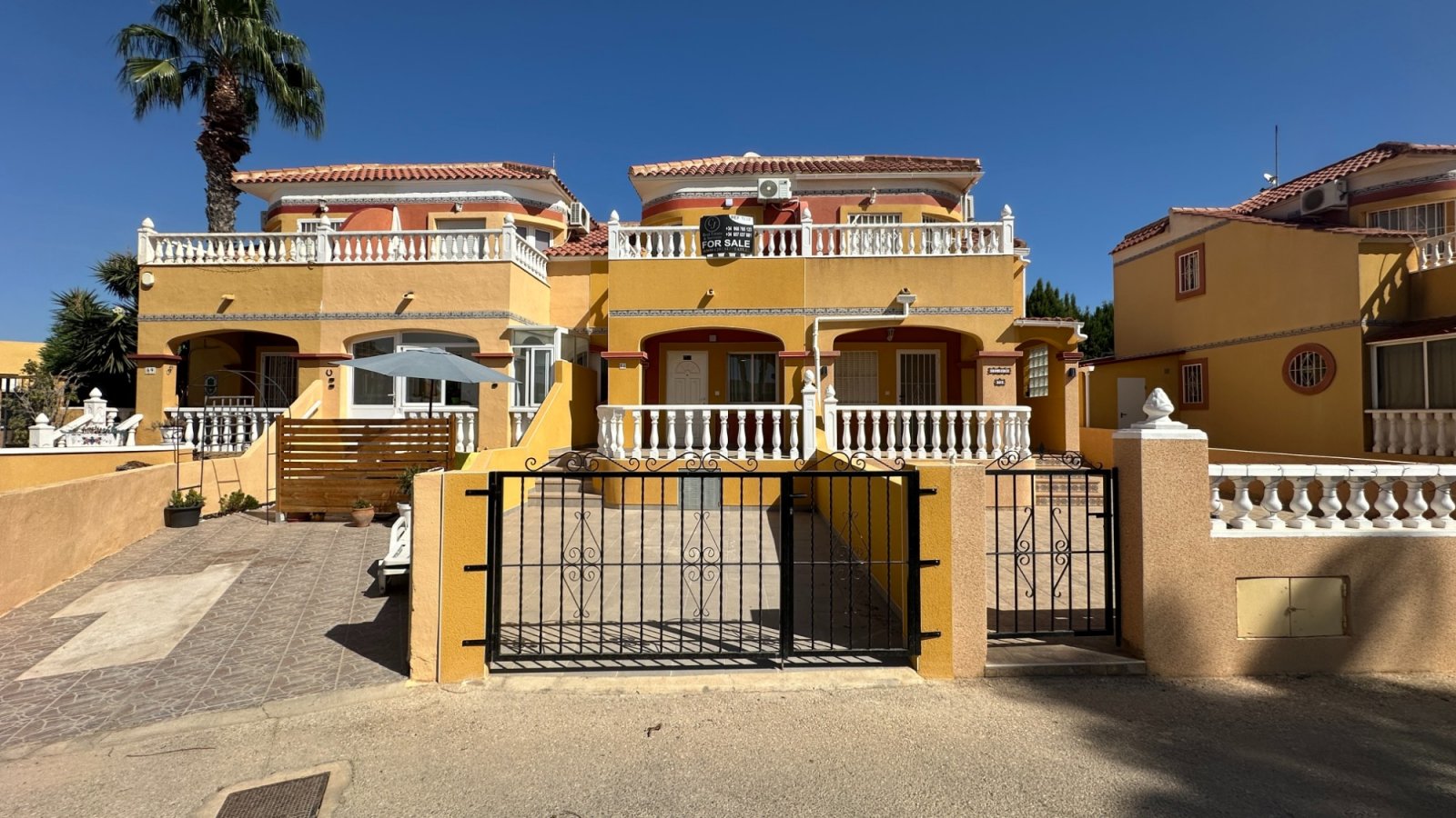 Komplett renovierte Immobilie mit 2 Schlafzimmern in Südlage in La Regia, Cabo Roig. Willkommen in dieser makellosen, komplett renovierten Immobilie