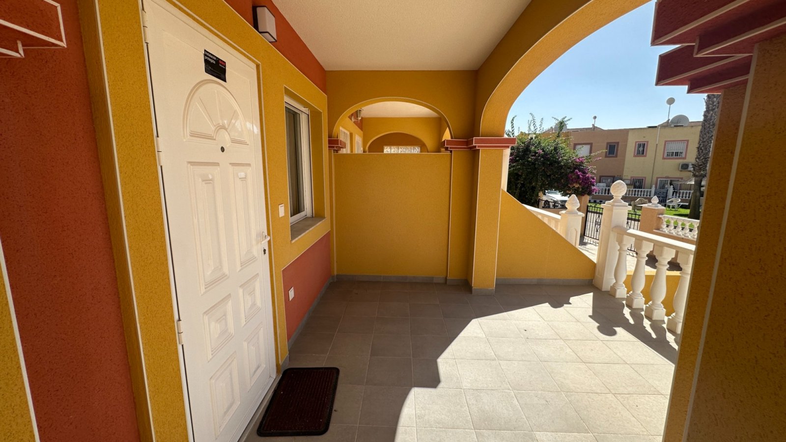 Komplett renovierte Immobilie mit 2 Schlafzimmern in Südlage in La Regia, Cabo Roig. Willkommen in dieser makellosen, komplett renovierten Immobilie