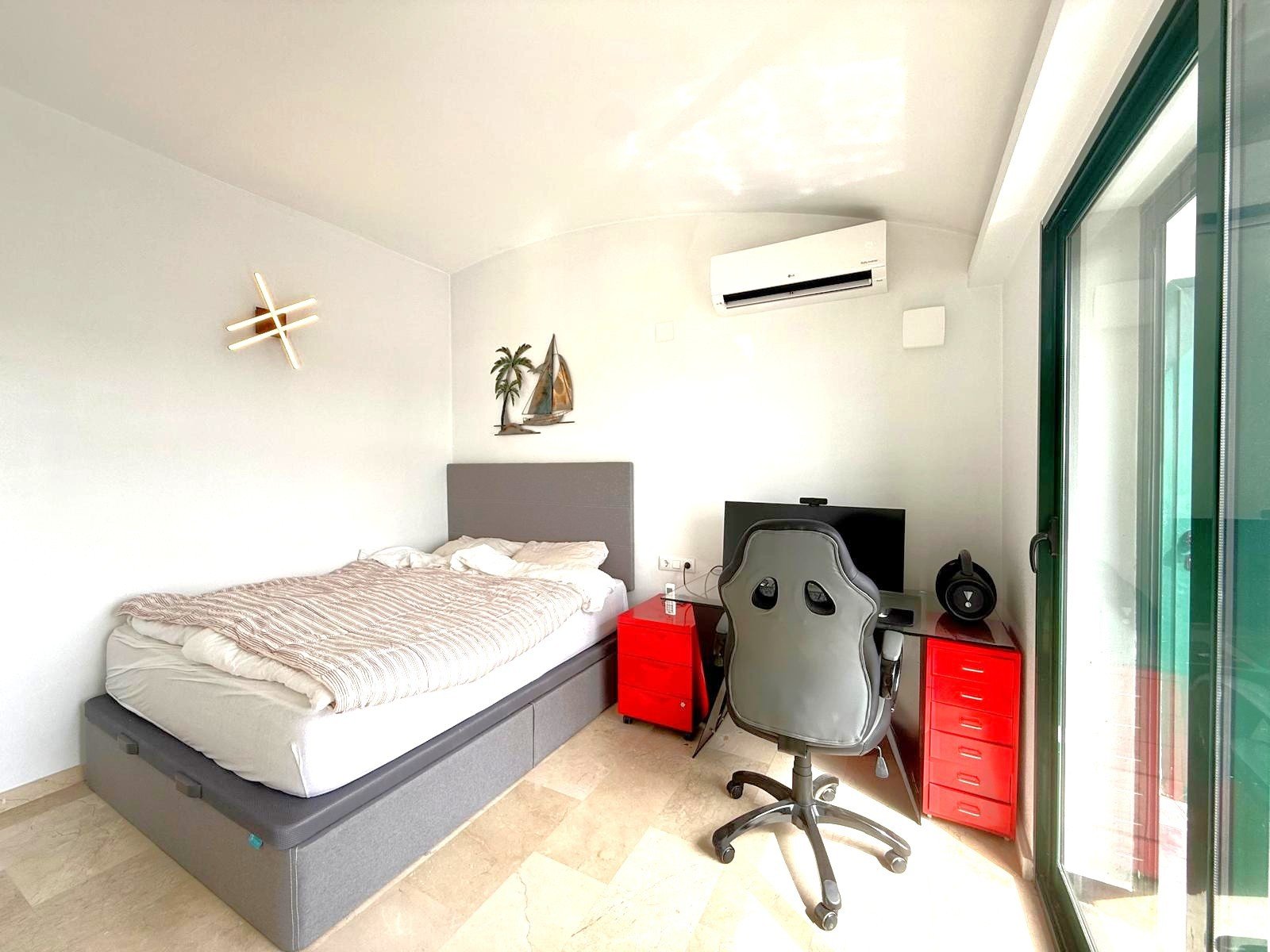   Beautifully presented penthouse with excellent views from the 50 m2 large terrace all along the open plan living, dining and kitchen area.