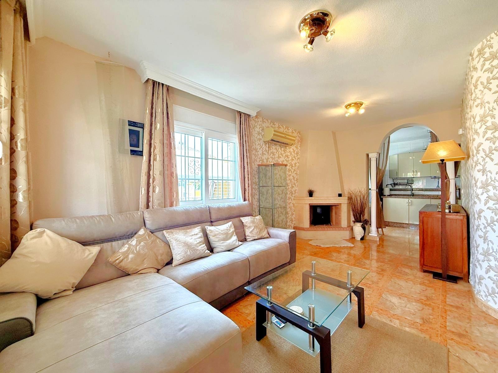   Ground floor apartment with a corner position offering a large private garden (120 m2) with an outdoor eating area 
The property has a a b