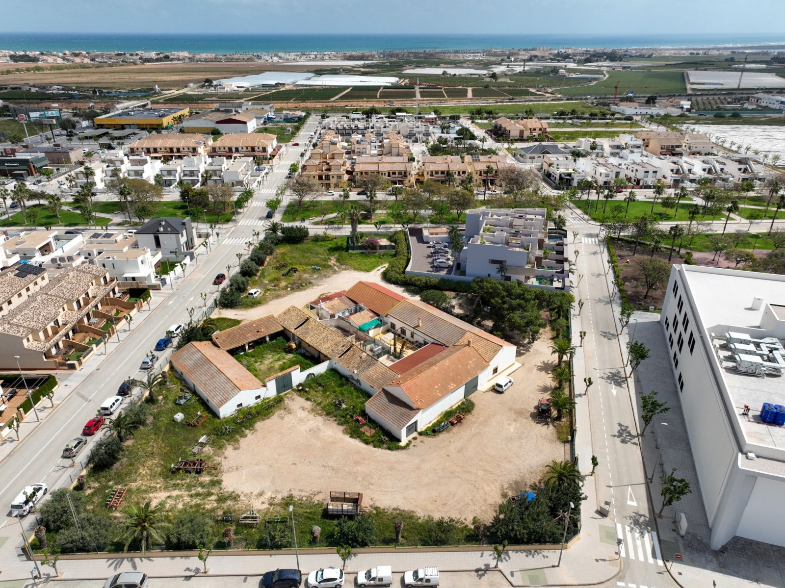 Im charmanten Ort Pilar de la Horadada gelegen, bietet diese exklusive Sammlung von Bungalows eine einzigartige Gelegenheit, das Leben an der Costa B