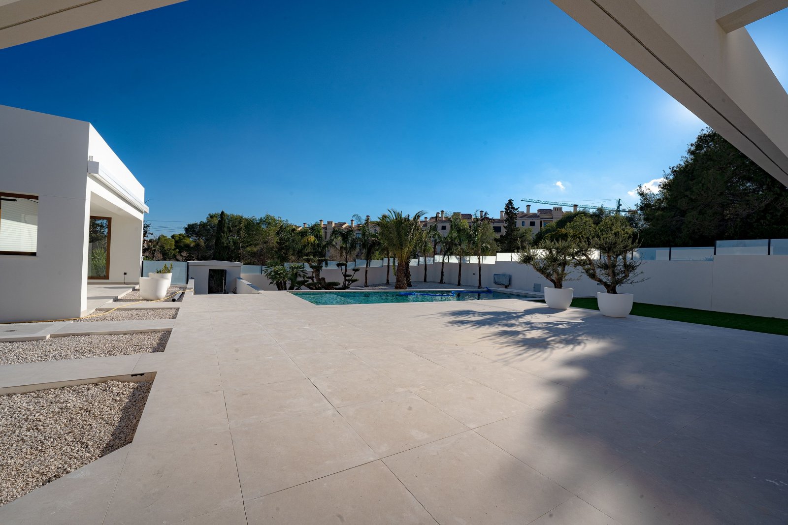 In der prestigeträchtigen Gegend von Ciudad Quesada gelegen, bieten diese exklusiven Villen eine Umgebung von Luxus und Komfort. Mit nur zwei verfügb