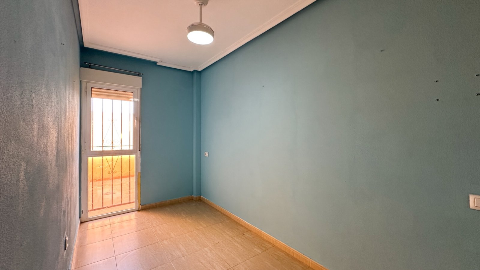Diese nach Westen ausgerichtete Erdgeschossimmobilie in der Calle Almoradí im charmanten spanischen Dorf Daya Nueva verfügt über zwei Schlafzimmer un
