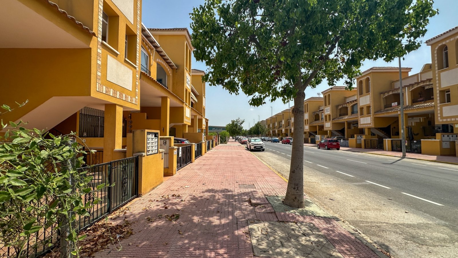 Diese nach Westen ausgerichtete Erdgeschossimmobilie in der Calle Almoradí im charmanten spanischen Dorf Daya Nueva verfügt über zwei Schlafzimmer un