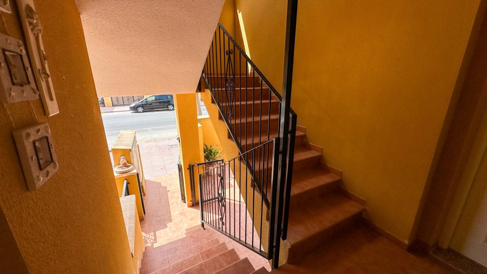 Diese nach Westen ausgerichtete Erdgeschossimmobilie in der Calle Almoradí im charmanten spanischen Dorf Daya Nueva verfügt über zwei Schlafzimmer un