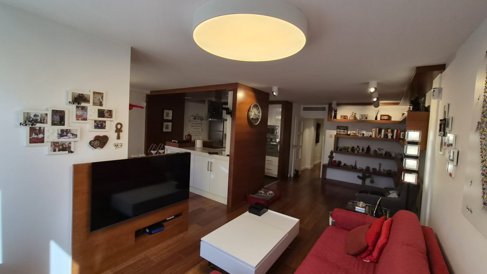 Spektakuläre Luxuswohnung mit 4 Schlafzimmern, die in 3 geräumige Schlafzimmer mit Ankleidezimmern umgewandelt wurden.

Di