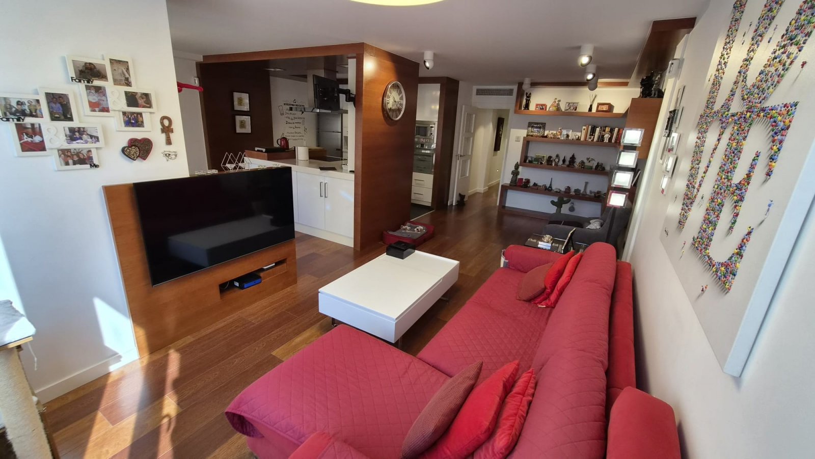 Spektakuläre Luxuswohnung mit 4 Schlafzimmern, die in 3 geräumige Schlafzimmer mit Ankleidezimmern umgewandelt wurden.

Di