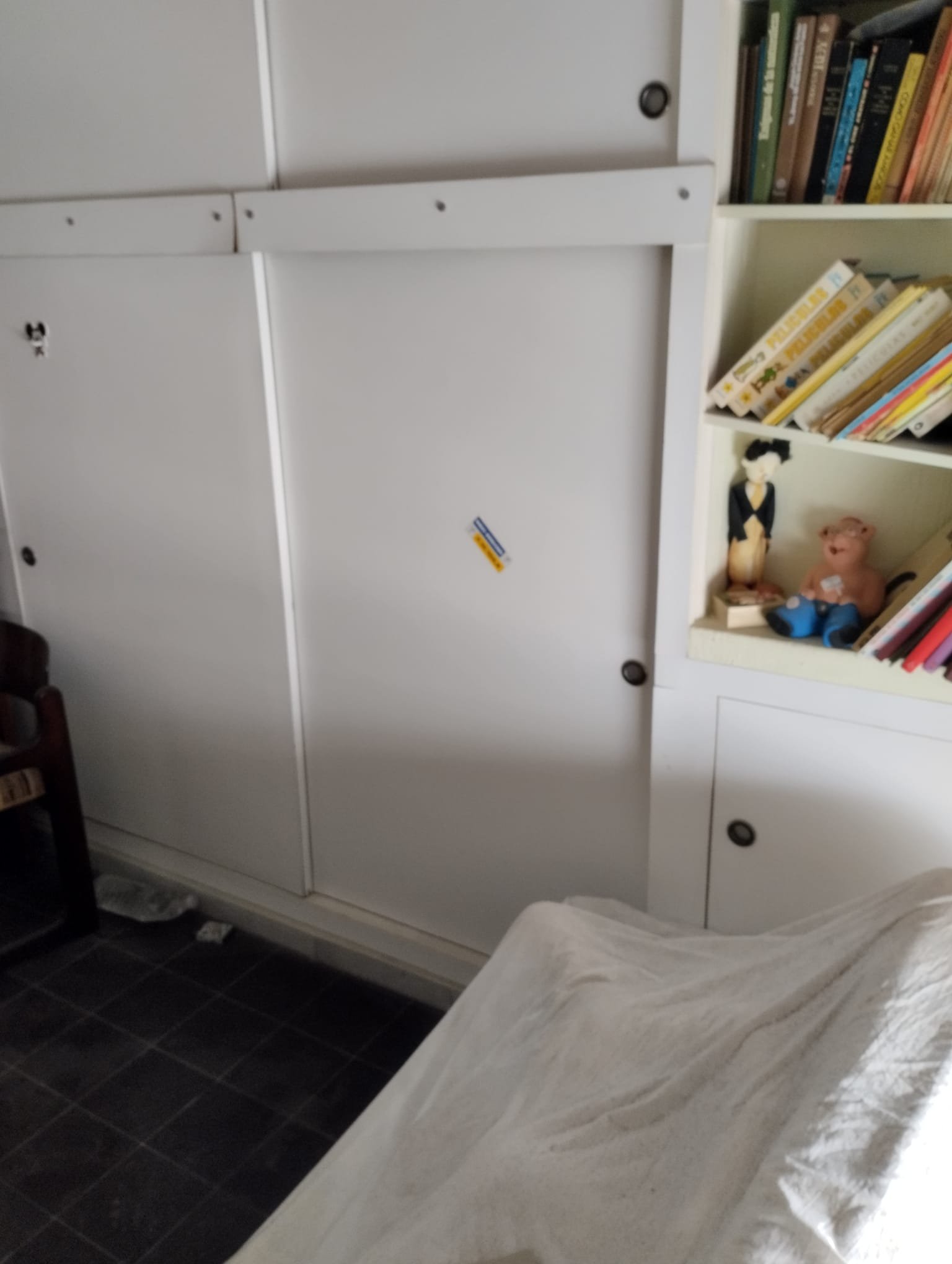  Zu verkaufen ist ein ganzes Gebäude mit 2 Etagen und einer Dachterrasse, mit der Möglichkeit, ein zurückgesetztes Penthouse zu bauen, eine Garage/Erd