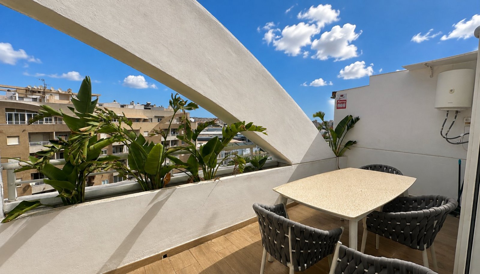 Wir präsentieren dieses elegante Penthouse im modernen Stil, das vollständig mit hochwertigen Materialien und Ausstattungen renoviert wurde. Jedes De