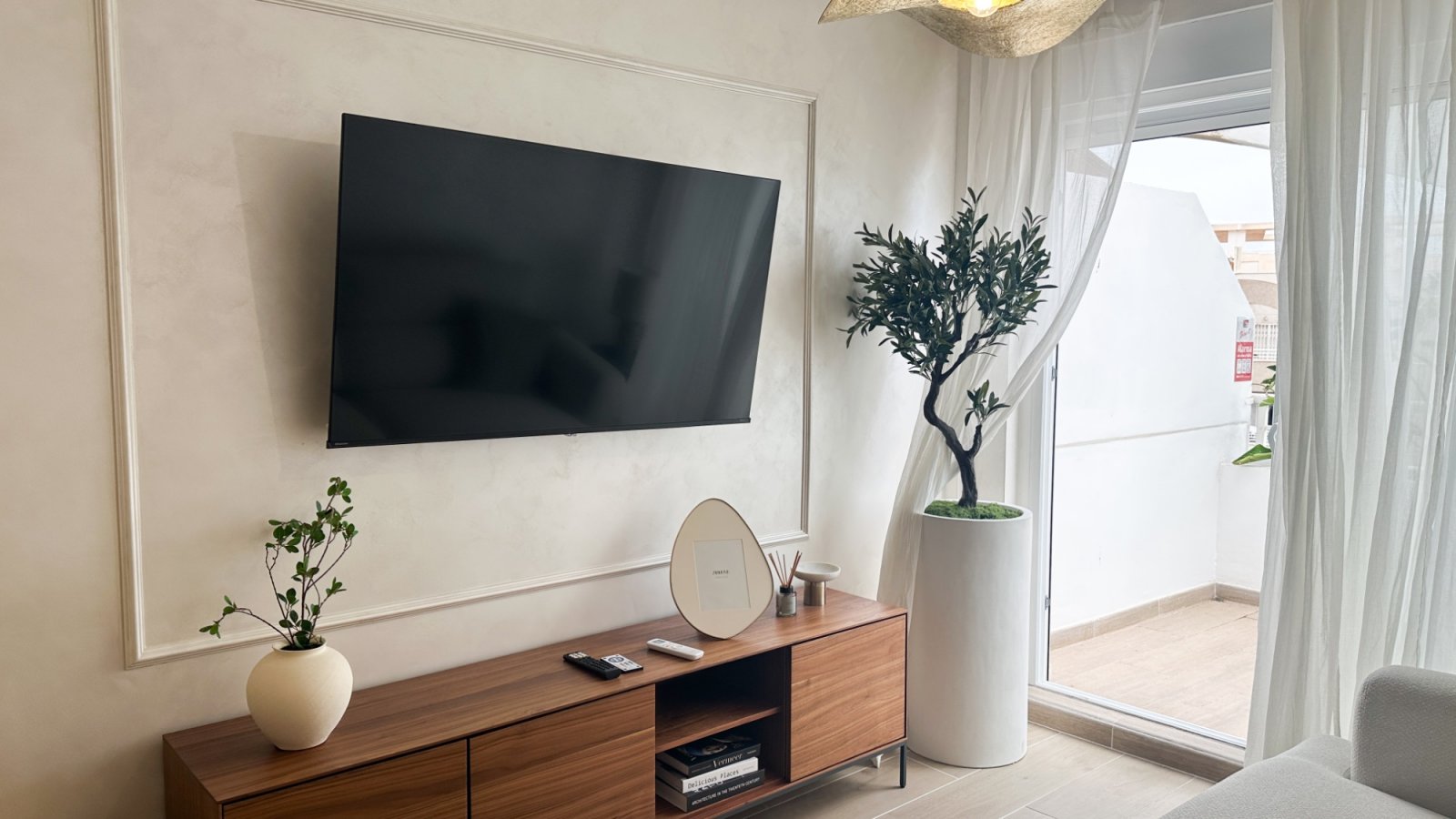Wir präsentieren dieses elegante Penthouse im modernen Stil, das vollständig mit hochwertigen Materialien und Ausstattungen renoviert wurde. Jedes De
