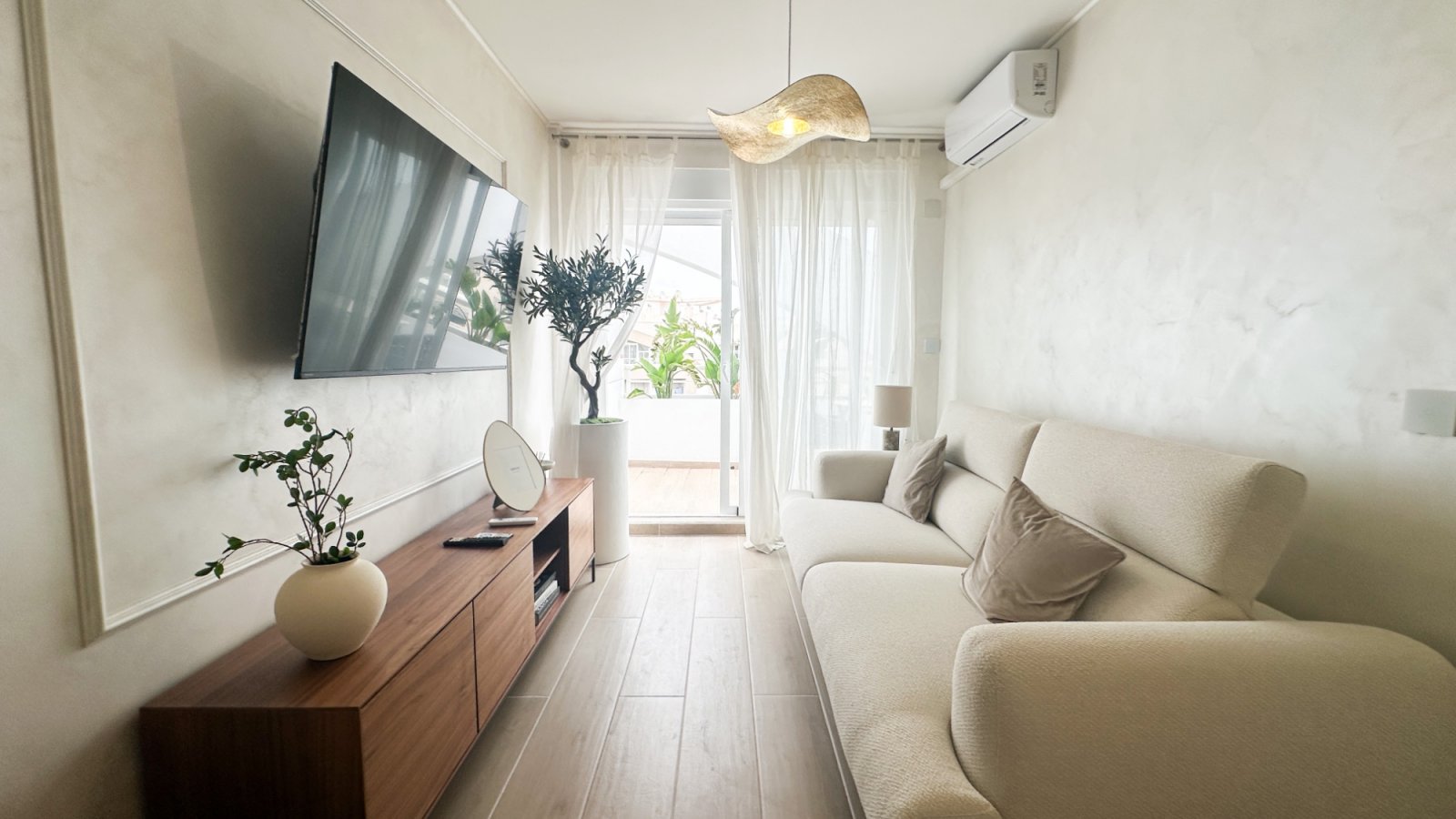 Wir präsentieren dieses elegante Penthouse im modernen Stil, das vollständig mit hochwertigen Materialien und Ausstattungen renoviert wurde. Jedes De