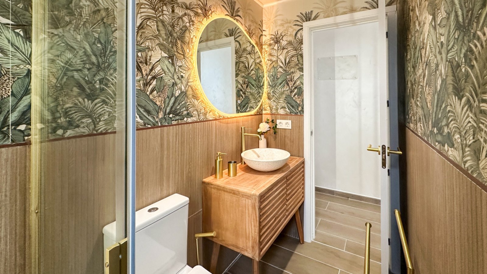 Wir präsentieren dieses elegante Penthouse im modernen Stil, das vollständig mit hochwertigen Materialien und Ausstattungen renoviert wurde. Jedes De
