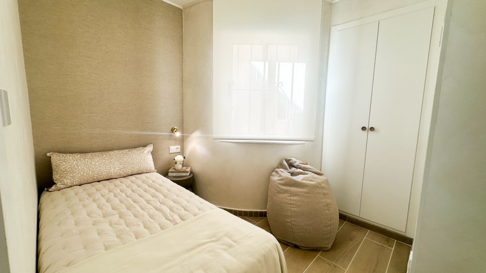Wir präsentieren dieses elegante Penthouse im modernen Stil, das vollständig mit hochwertigen Materialien und Ausstattungen renoviert wurde. Jedes De