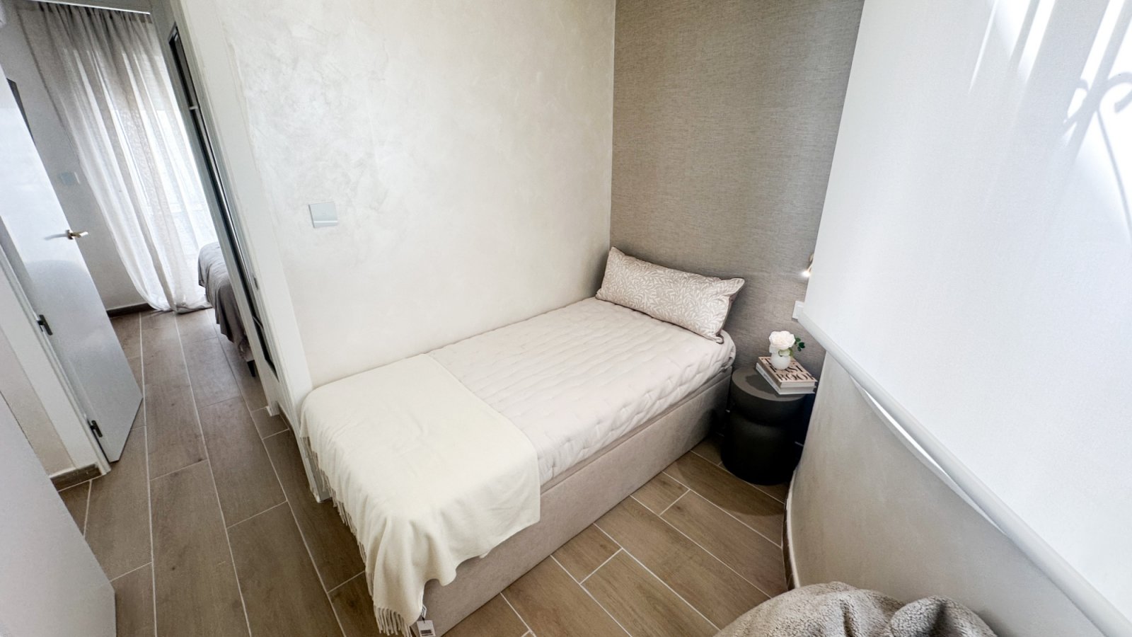 Wir präsentieren dieses elegante Penthouse im modernen Stil, das vollständig mit hochwertigen Materialien und Ausstattungen renoviert wurde. Jedes De