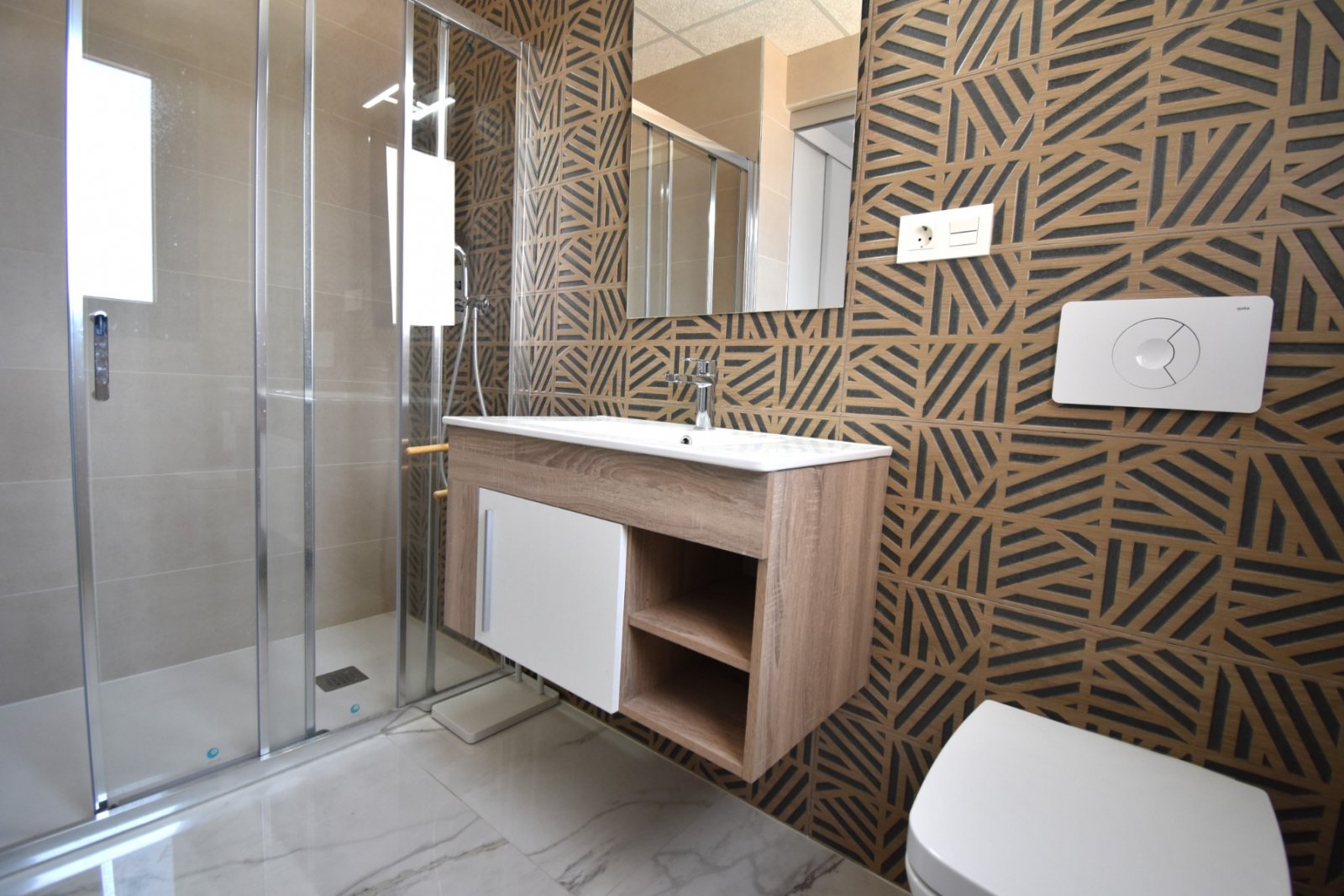 This West Facing, Two Bedroom, Second Floor Apartment in Los Altos is located within a 10 minute walk of a main chain supermarket, JYSK furniture st