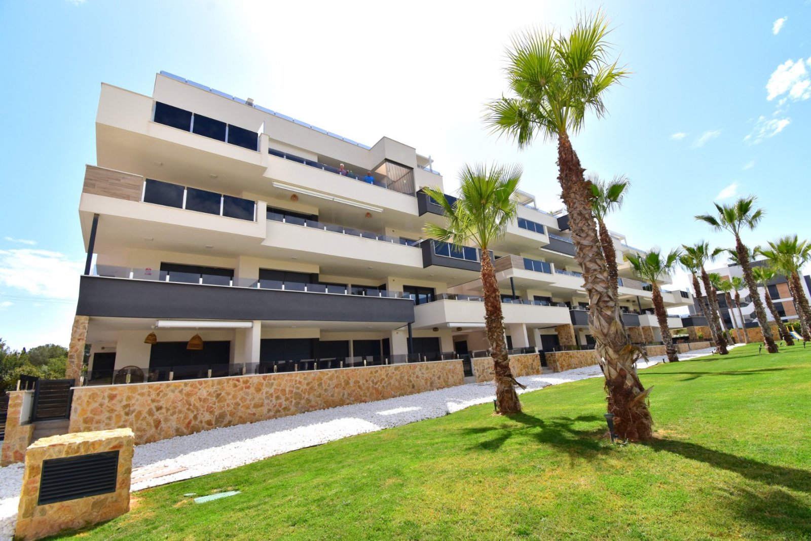 This West Facing, Two Bedroom, Second Floor Apartment in Los Altos is located within a 10 minute walk of a main chain supermarket, JYSK furniture st