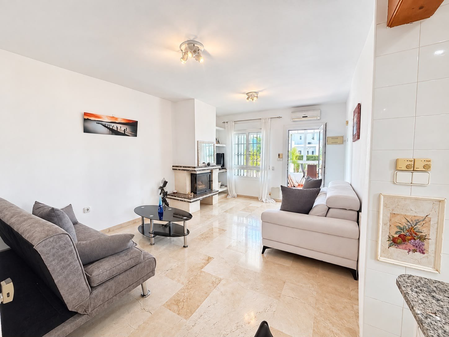   Today we are delighted to present this beautiful 2-bedroom, 2-bathroom apartment, ideally located on the highly sought-after Las Ramblas Golf Course