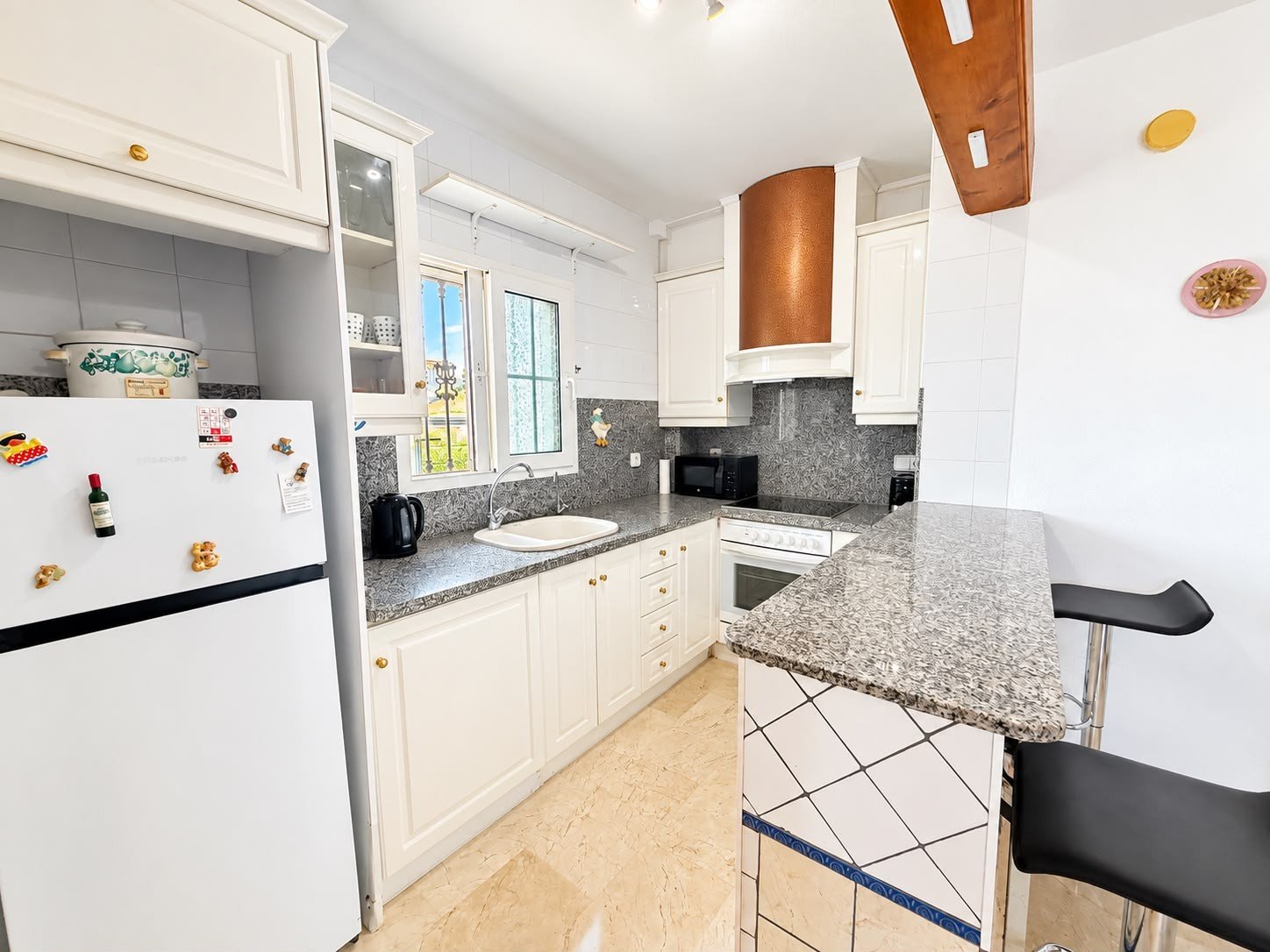   Today we are delighted to present this beautiful 2-bedroom, 2-bathroom apartment, ideally located on the highly sought-after Las Ramblas Golf Course
