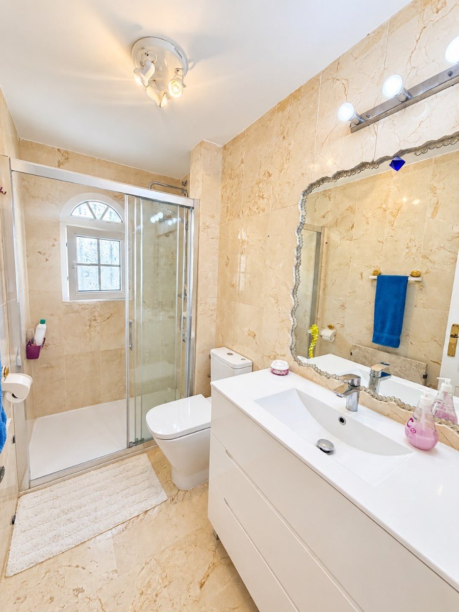  Today we are delighted to present this beautiful 2-bedroom, 2-bathroom apartment, ideally located on the highly sought-after Las Ramblas Golf Course