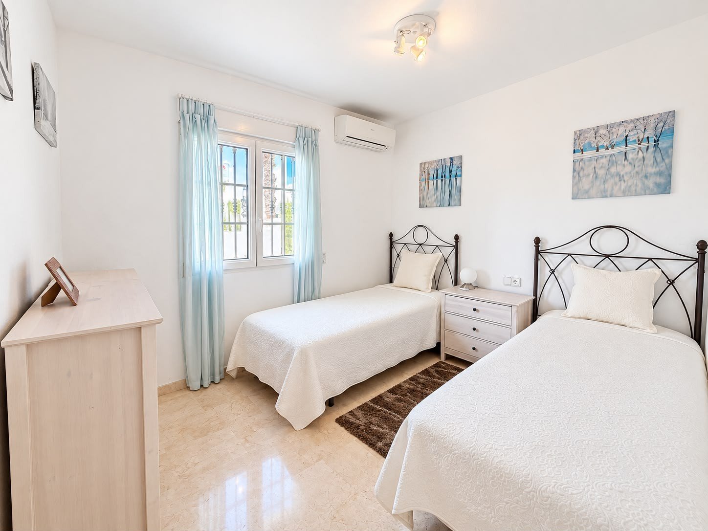   Today we are delighted to present this beautiful 2-bedroom, 2-bathroom apartment, ideally located on the highly sought-after Las Ramblas Golf Course