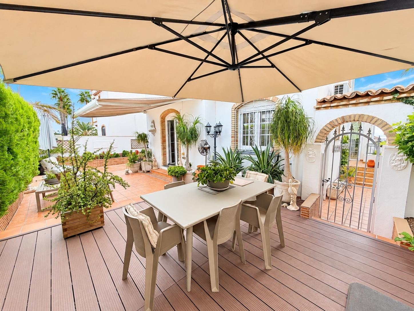 Today we are delighted to present this beautiful 3-bedroom, 2-bathroom semi-detached villa, situated in a highly sought-after location and offering