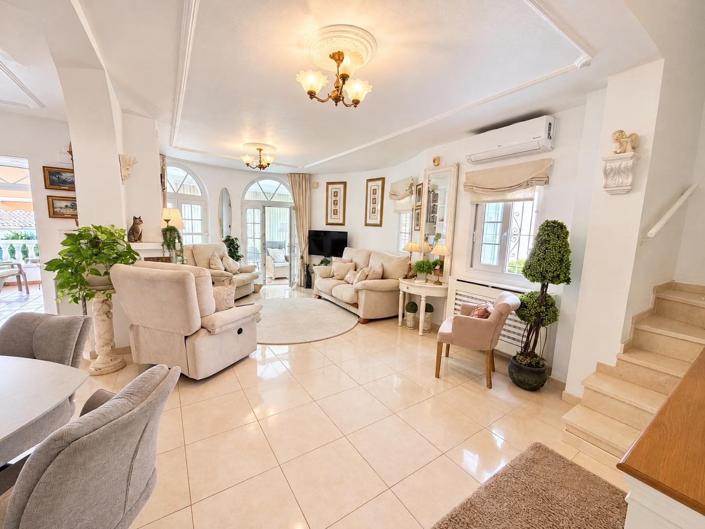Today we are delighted to present this beautiful 3-bedroom, 2-bathroom semi-detached villa, situated in a highly sought-after location and offering