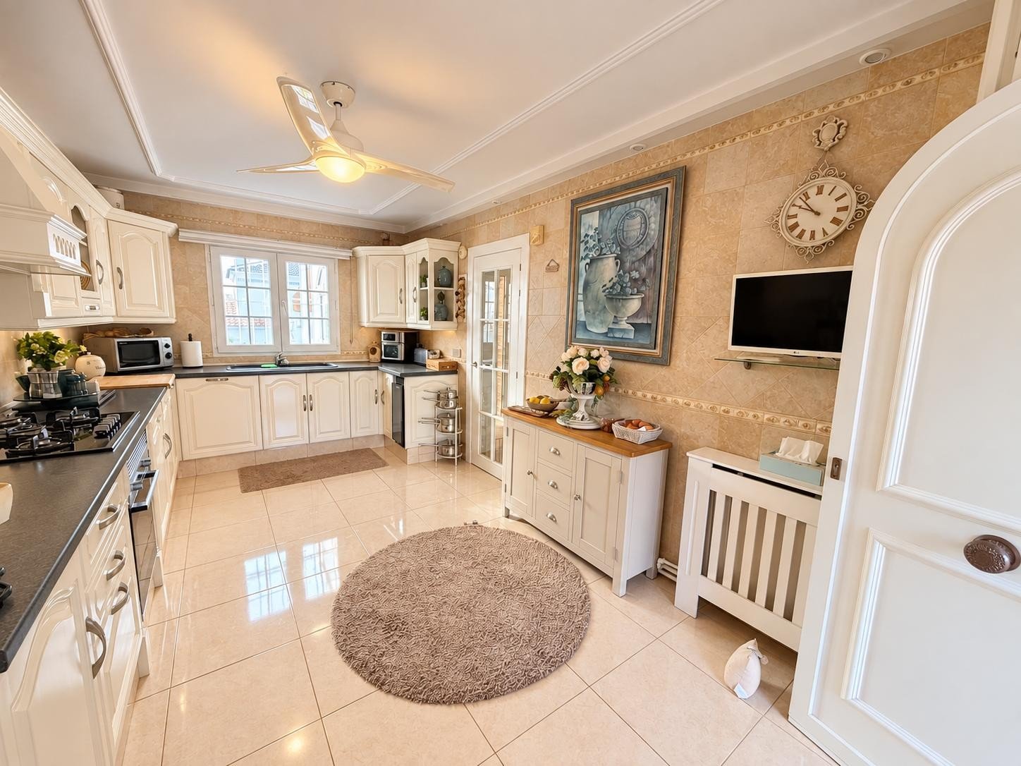 Today we are delighted to present this beautiful 3-bedroom, 2-bathroom semi-detached villa, situated in a highly sought-after location and offering
