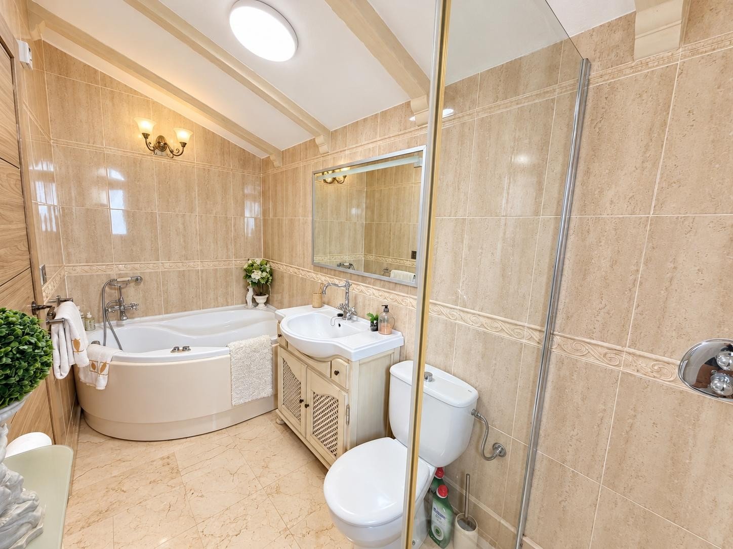 Today we are delighted to present this beautiful 3-bedroom, 2-bathroom semi-detached villa, situated in a highly sought-after location and offering