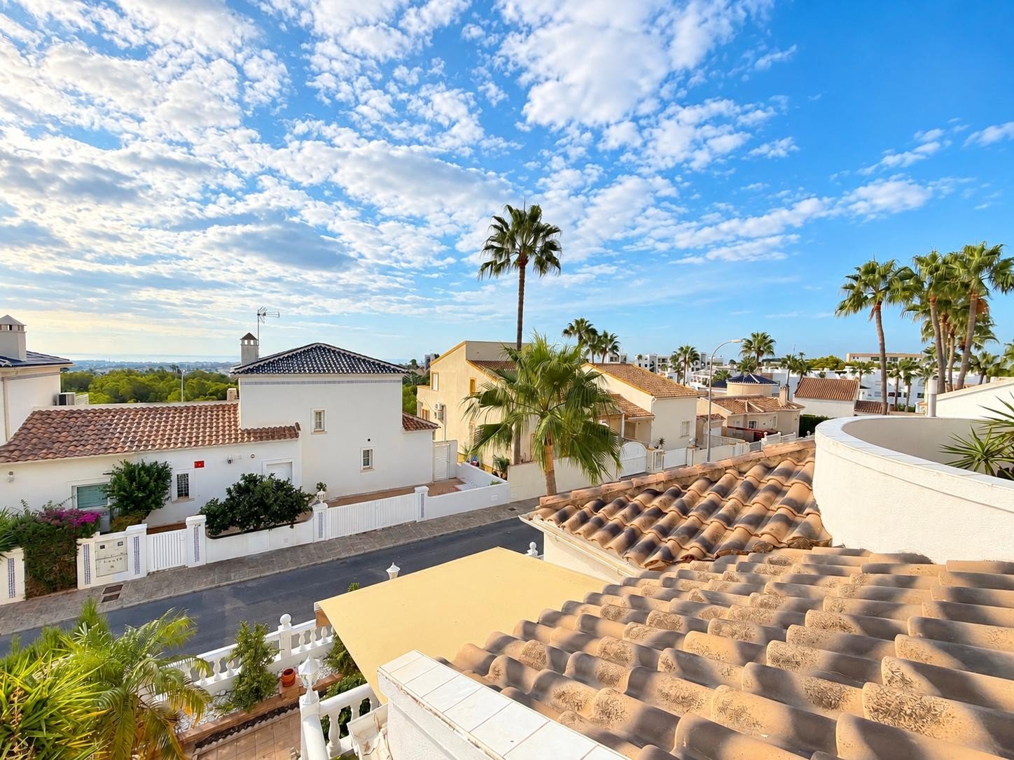 Today we are delighted to present this beautiful 3-bedroom, 2-bathroom semi-detached villa, situated in a highly sought-after location and offering