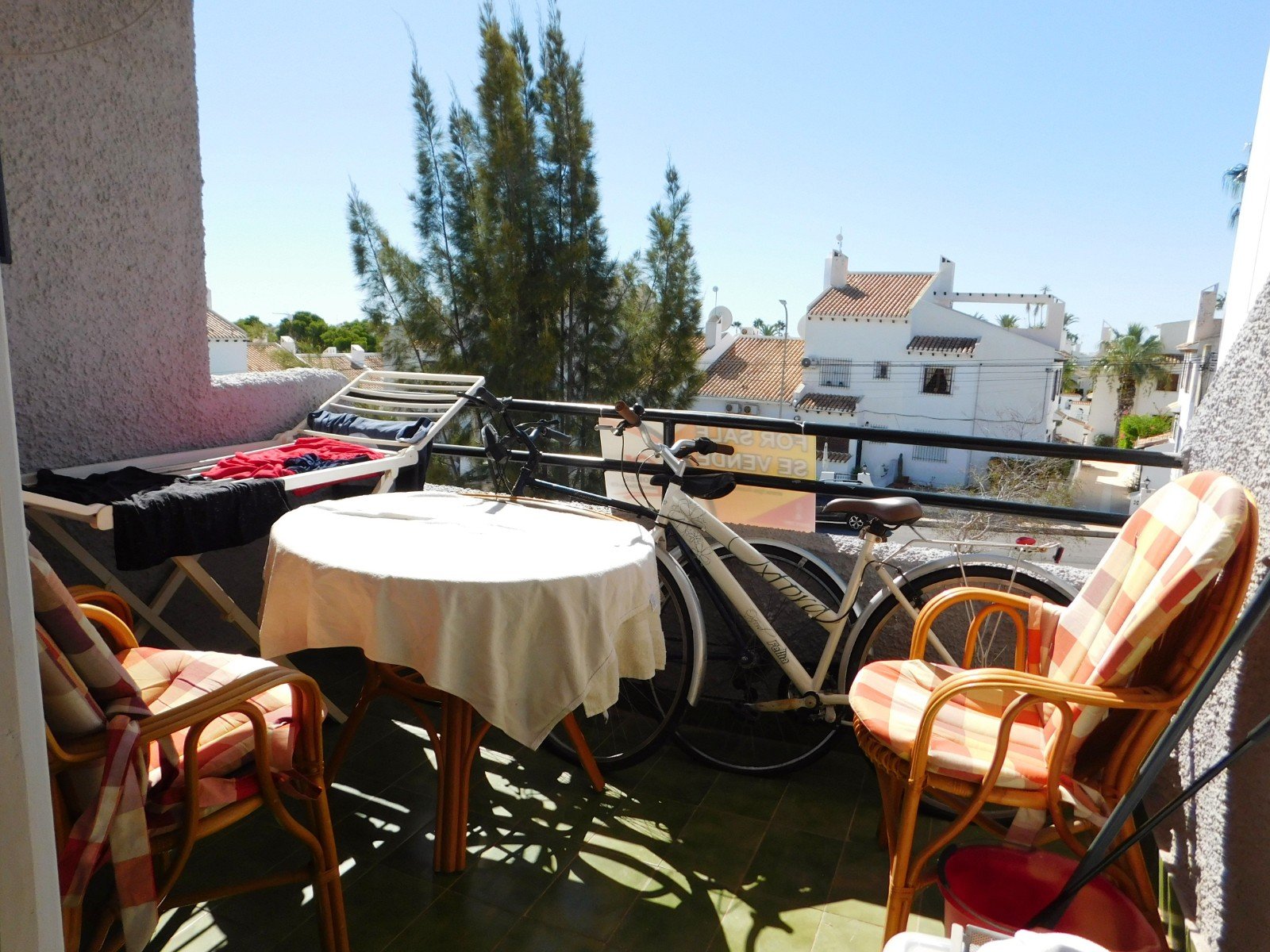 Looking for a lock up and leave property in the Orihuela Costa? Walking distance to all amenities? Well, we have the right one for you!! Here is a g