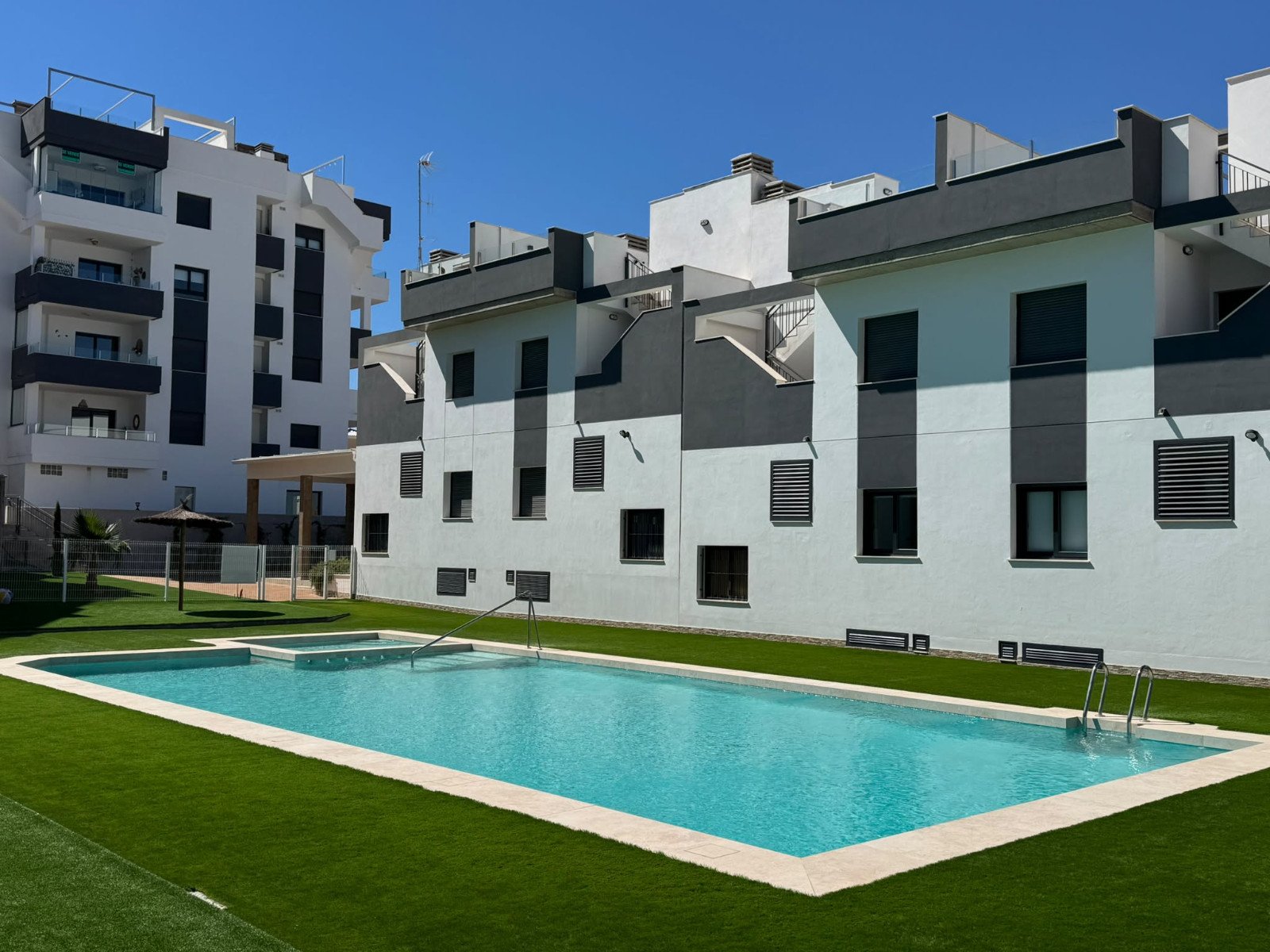 Diese moderne Wohnung befindet sich in der beliebten Wohnanlage Sunset Hills in Los Altos und bietet ideale Voraussetzungen, um Komfort und den entsp