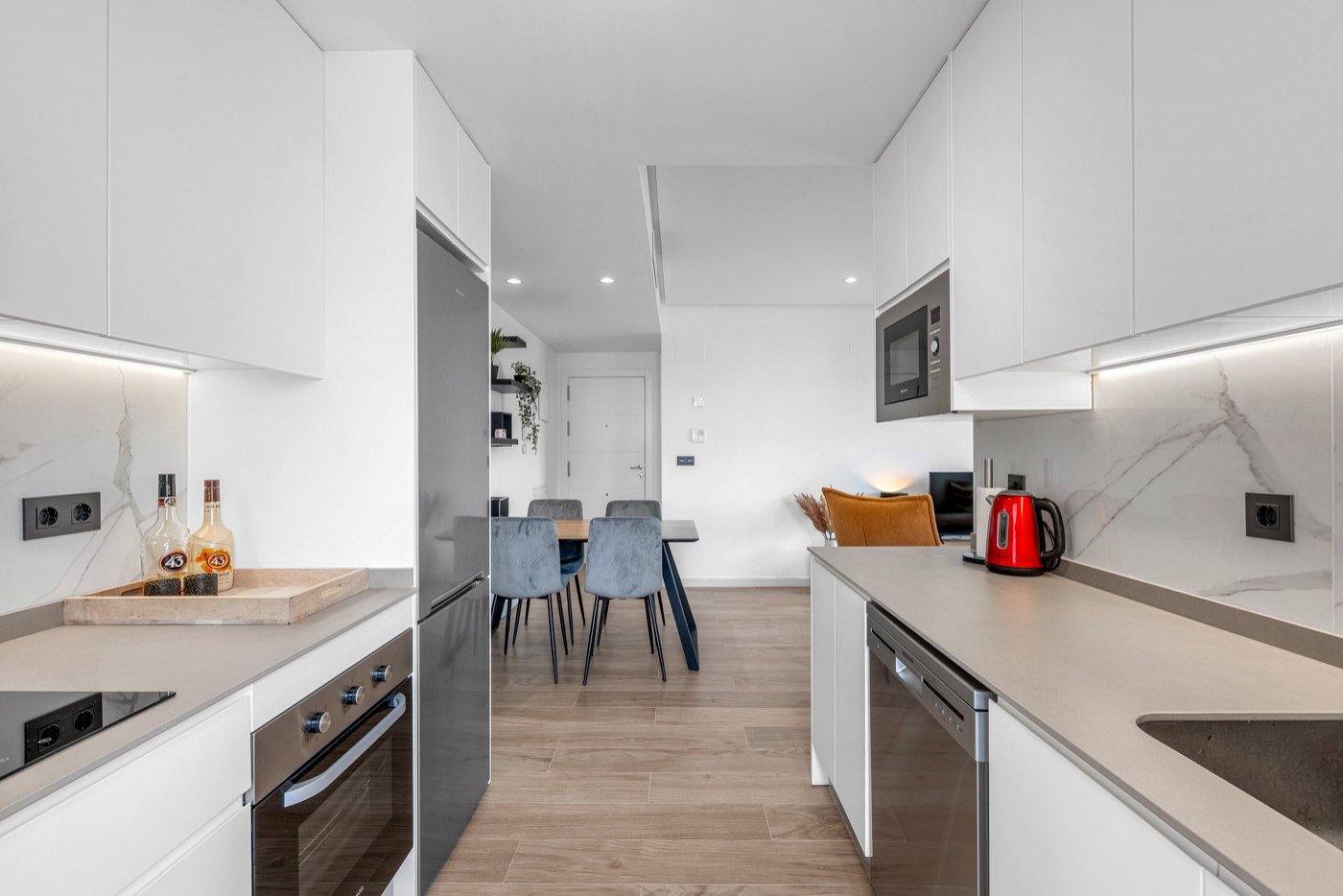 Diese moderne Wohnung befindet sich in der beliebten Wohnanlage Sunset Hills in Los Altos und bietet ideale Voraussetzungen, um Komfort und den entsp