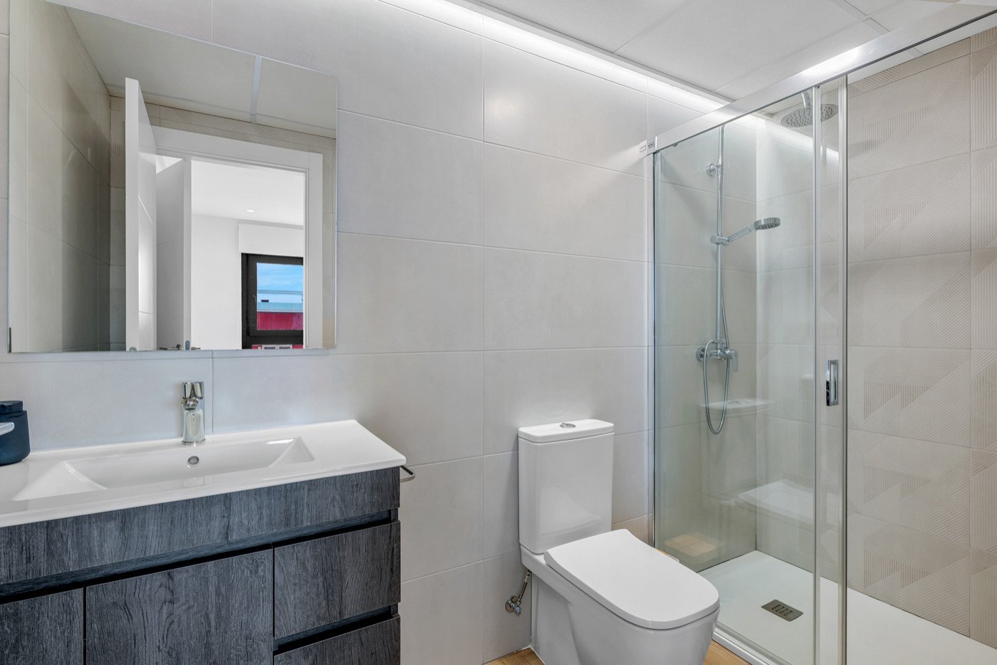 Diese moderne Wohnung befindet sich in der beliebten Wohnanlage Sunset Hills in Los Altos und bietet ideale Voraussetzungen, um Komfort und den entsp