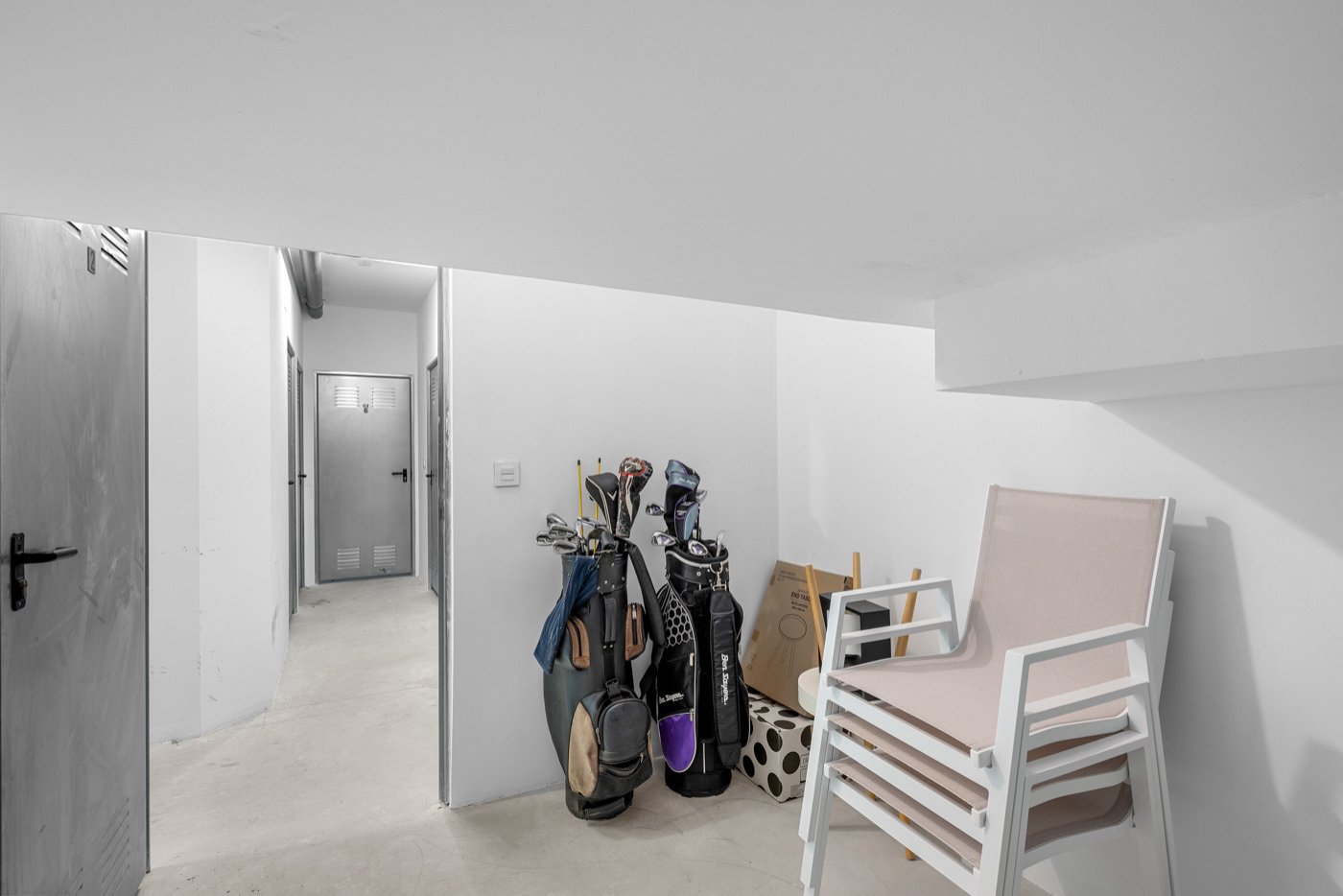 Diese moderne Wohnung befindet sich in der beliebten Wohnanlage Sunset Hills in Los Altos und bietet ideale Voraussetzungen, um Komfort und den entsp
