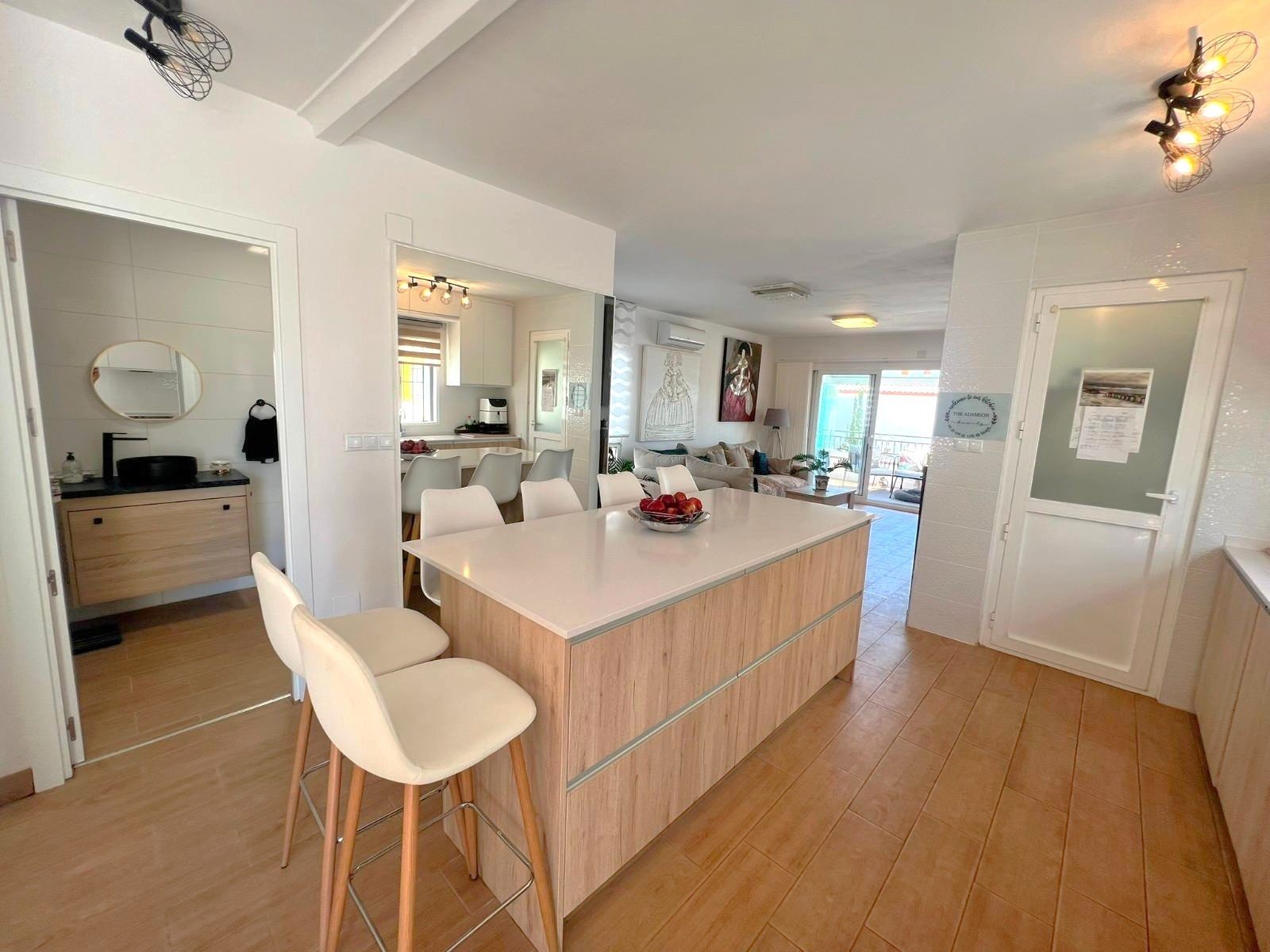This modernized villa enjoys a calm and sunny location within a 5 minute walk from all services and amenities.

The spaci