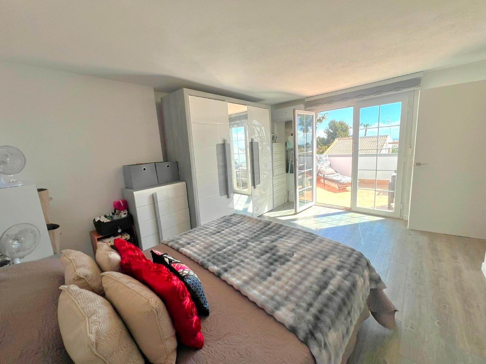 This modernized villa enjoys a calm and sunny location within a 5 minute walk from all services and amenities.

The spaci