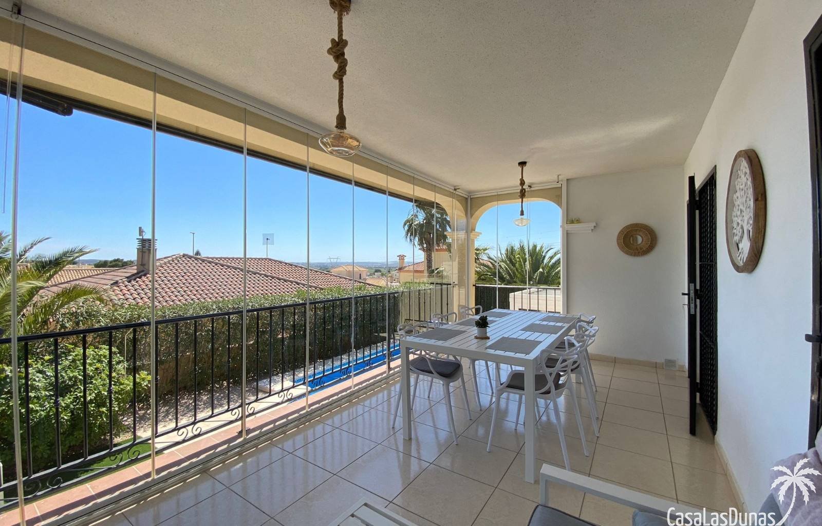 Die Villa El Sueño liegt in der Nähe von La Marina (San Fulgencio) und bietet dank ihrer erhöhten Lage einen luxuriösen Rückzugsort mit atemberaubend