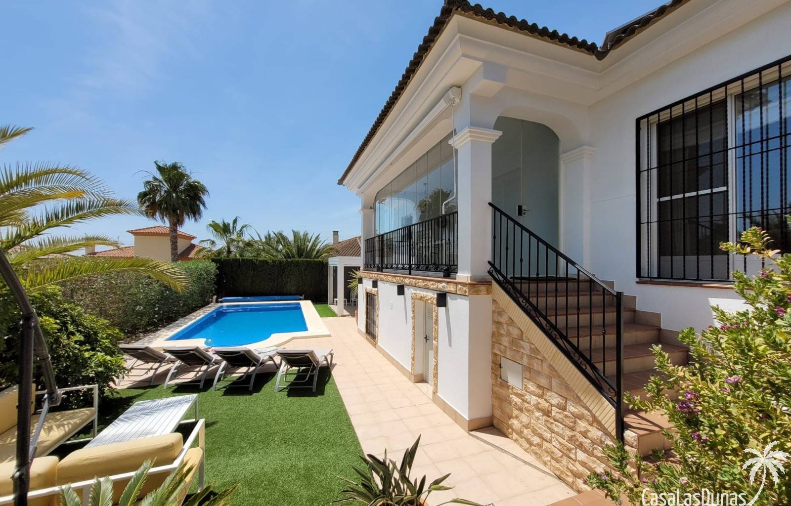 Die Villa El Sueño liegt in der Nähe von La Marina (San Fulgencio) und bietet dank ihrer erhöhten Lage einen luxuriösen Rückzugsort mit atemberaubend