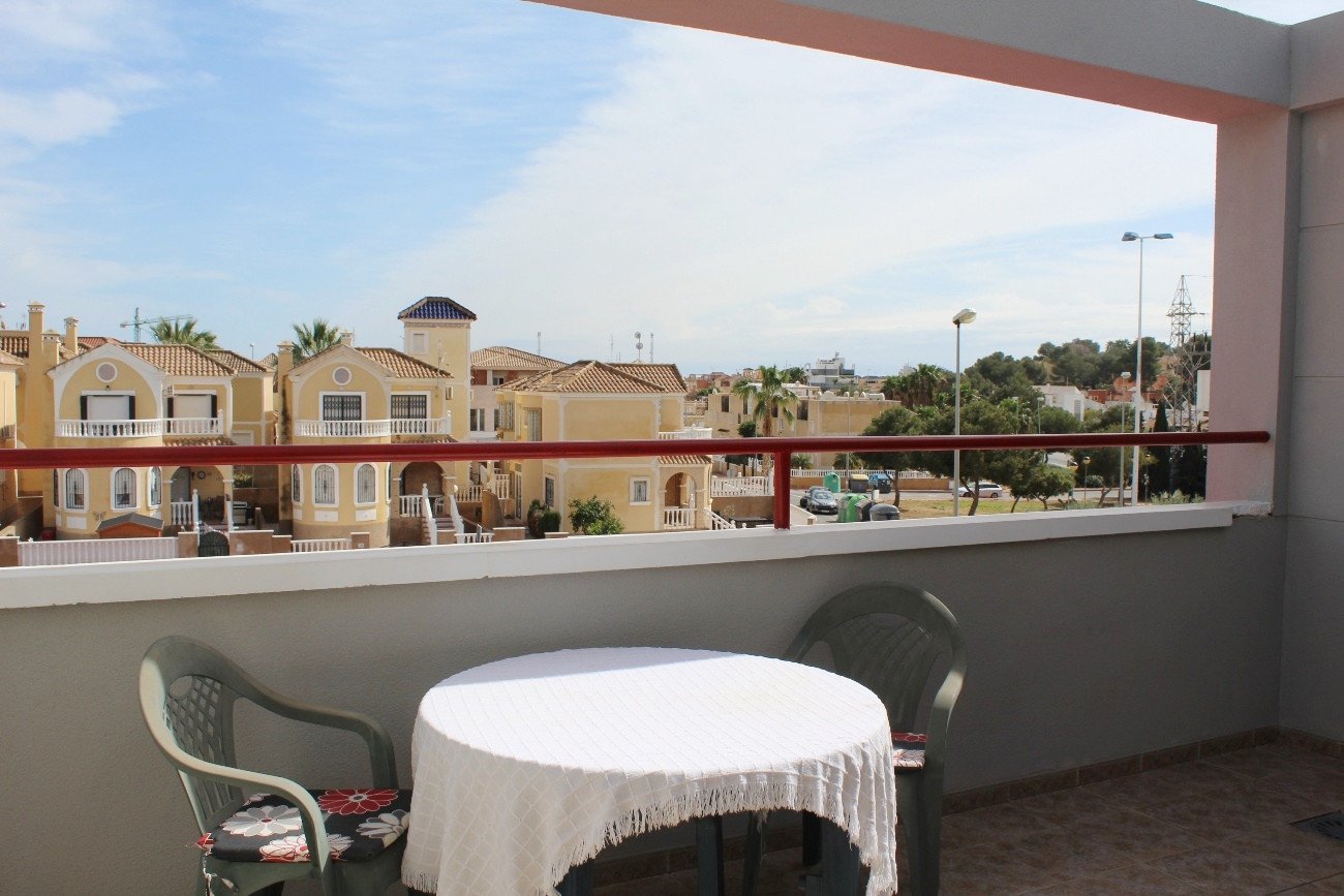 In der beliebten Gegend von El Galán in Orihuela Costa, unweit von Villamartín an der begehrten Costa Blanca Süd, bietet dieses charmante Penthouse-A
