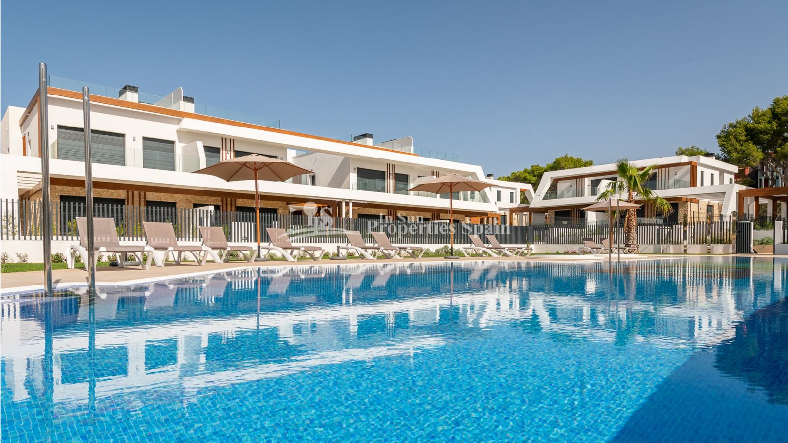 Luz de Cala Ratjada ist eine Wohnanlage mit insgesamt 26 Einheiten, die aus Villen und Apartments bestehen, mit schöner Gartenanlage und Spazierwegen