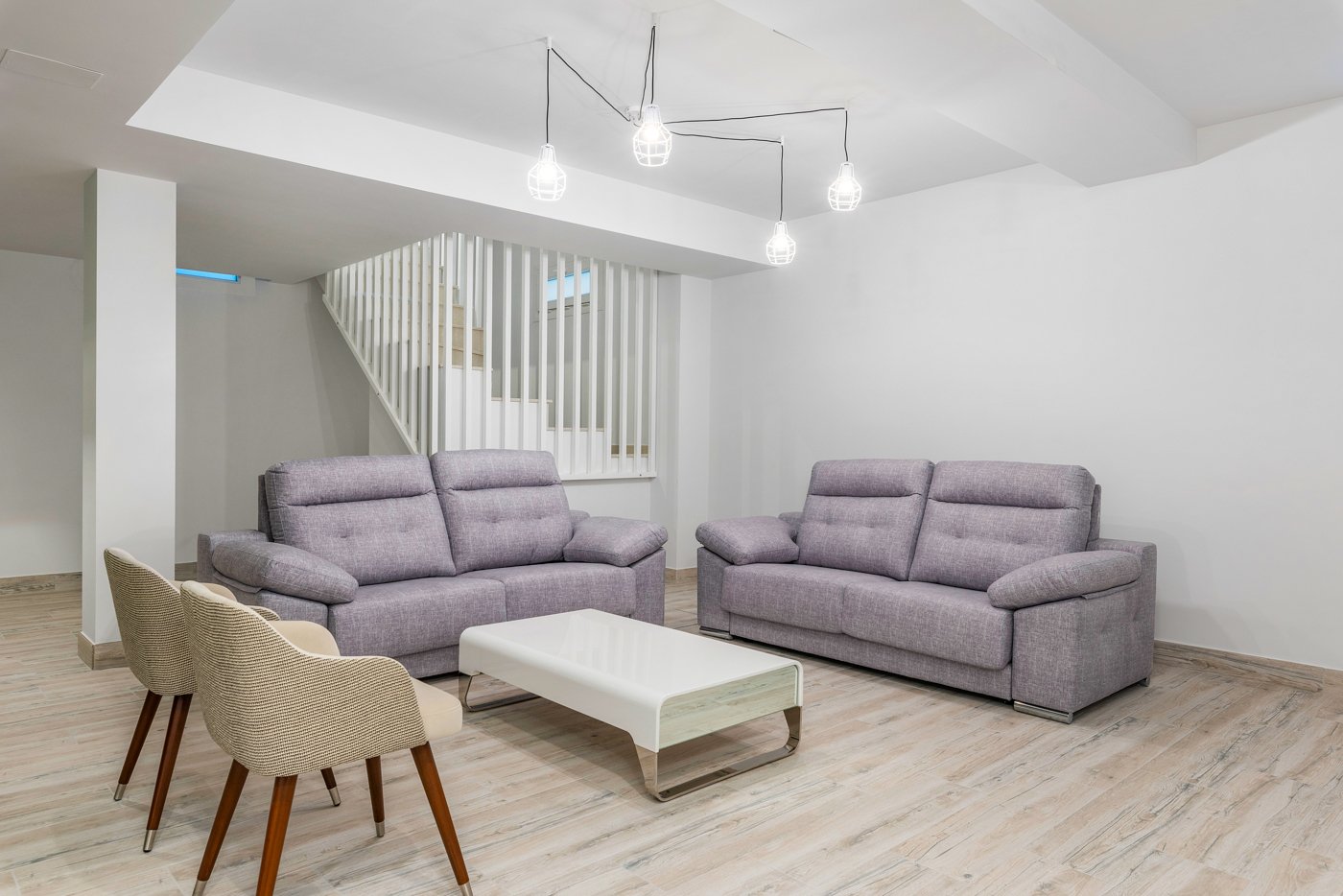 In der charmanten Stadt Ciudad Quesada gelegen, bietet diese exklusive Sammlung von 6 unabhängigen Immobilien eine privilegierte Umgebung mit Meerbli