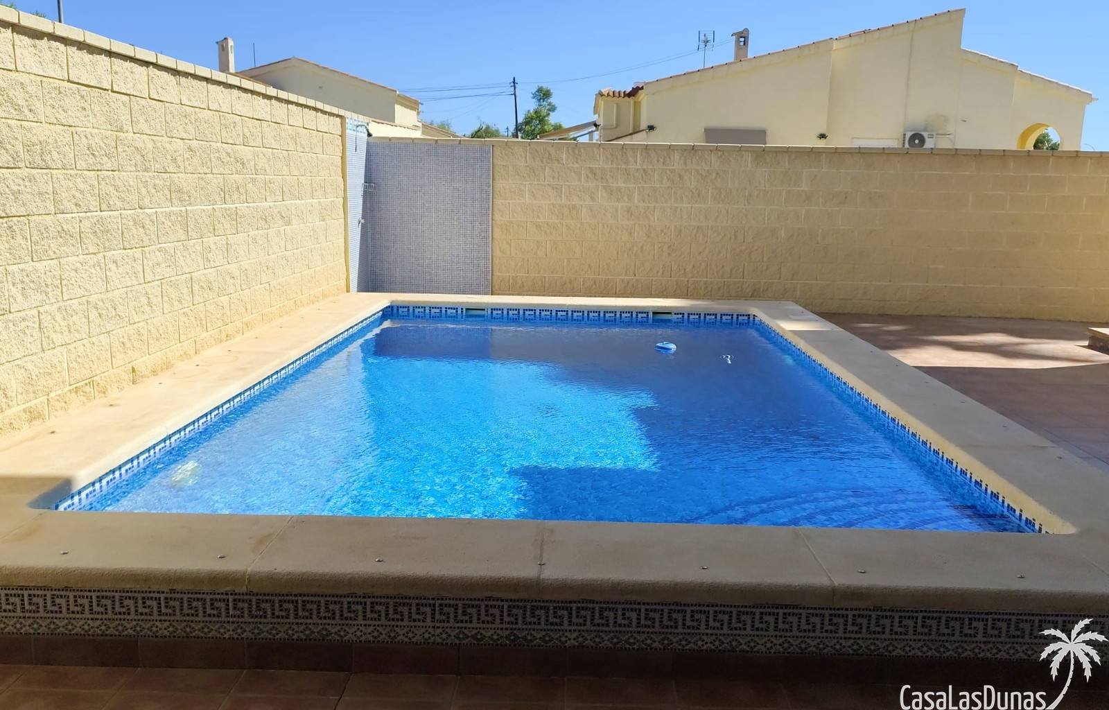 Diese freistehende Villa in exzellentem Zustand befindet sich im Wohngebiet La Marina. Das Anwesen liegt auf einem 316 m² großen Grundstück und biete