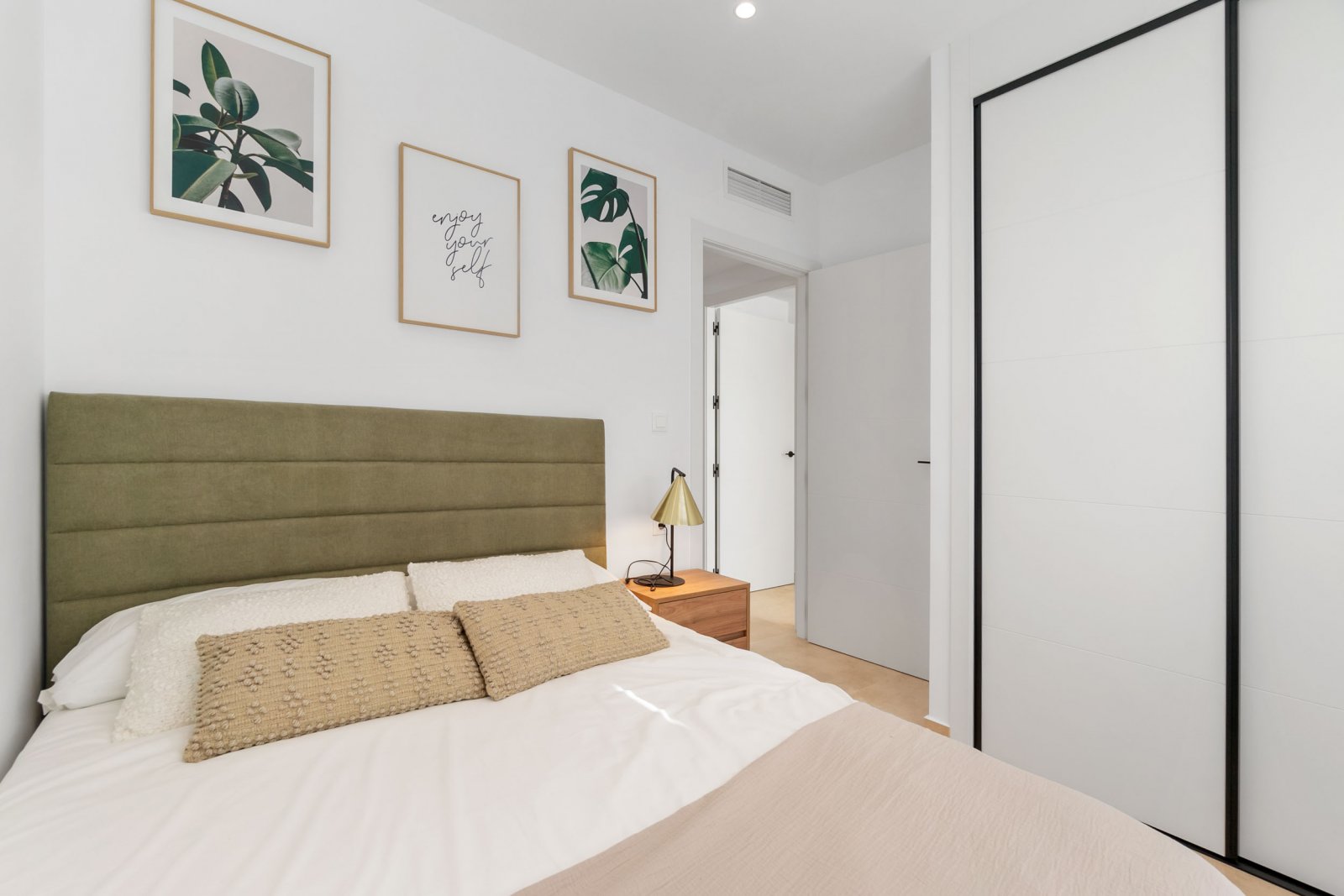 In der charmanten Stadt Torrevieja gelegen, bietet dieser Wohnkomplex eine Auswahl von 34 High-Bungalow- und Low-Bungalow-Immobilien. Diese Wohnungen
