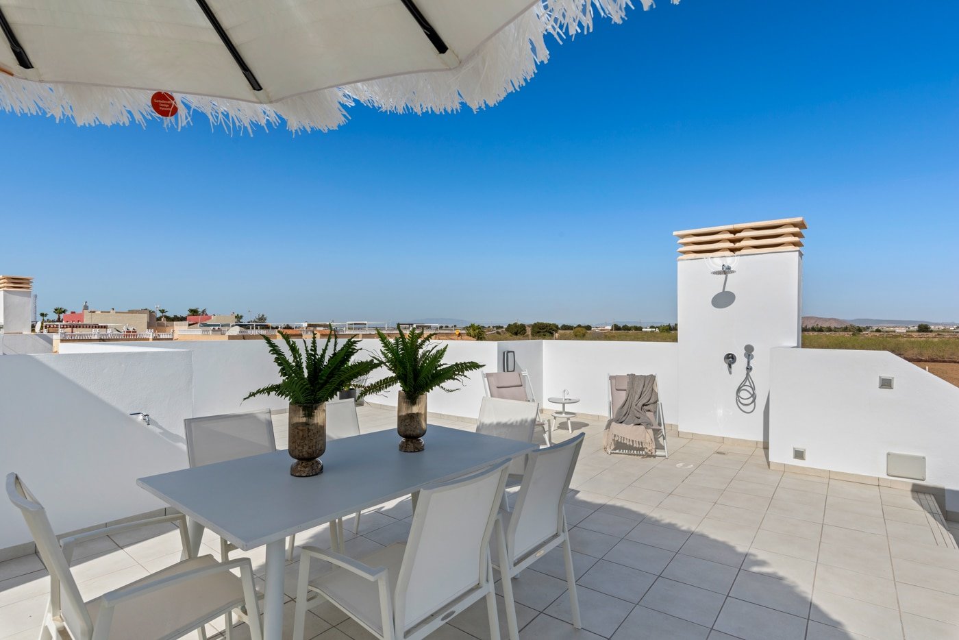 In der charmanten Ortschaft Los Alcázares gelegen, bieten diese freistehenden Chalets eine einzigartige Gelegenheit, eine privilegierte Umgebung zu g